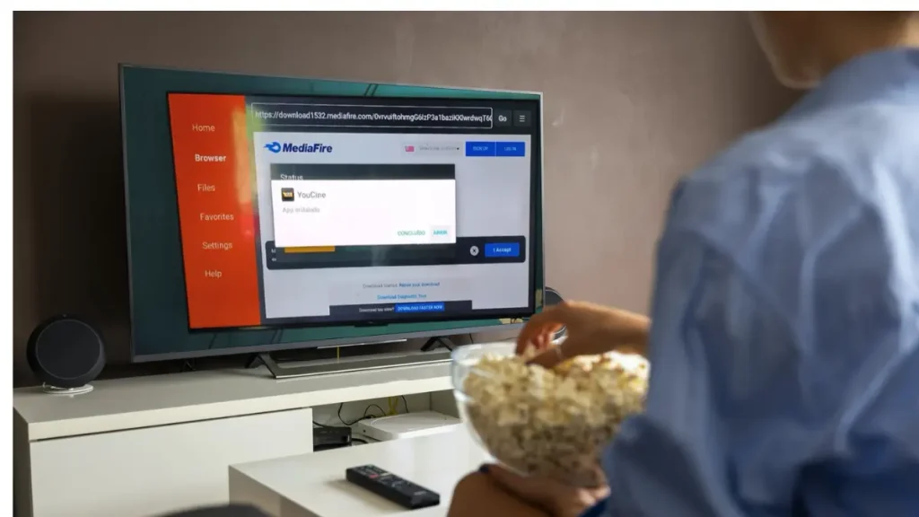 Tela da Smart TV durante a atualização do aplicativo YouCine.